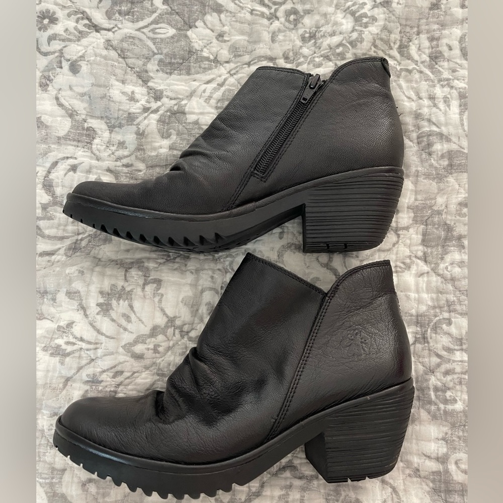 Like NEW Fly London Wezo Black Leather Heeled Ankle Bootie Size:w size 8.5 or 40